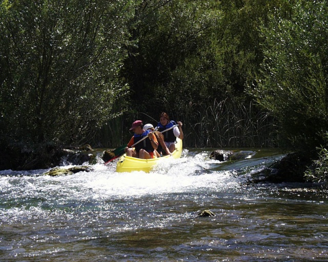 Vízi sportok űzésére a Cetina-folyón van lehetőség.