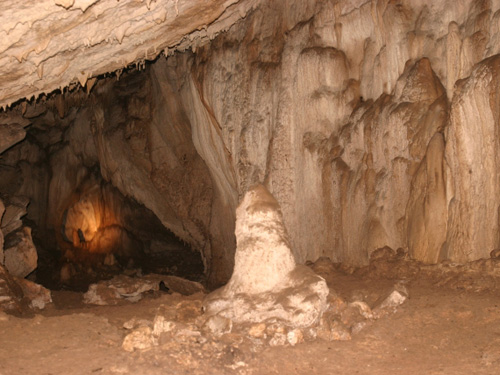 Nakovana falu körzetében található egy barlang, a Nakovana Spila.