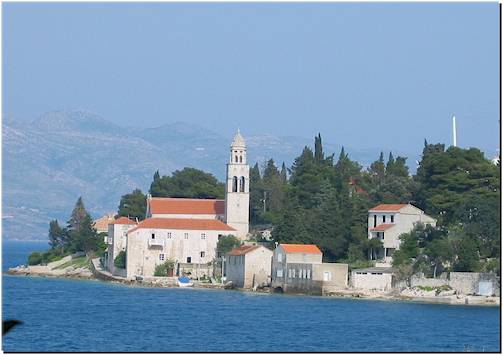 A Szent Miklós kolostor és templom az azonos nevű tengerparti sétány végében áll.