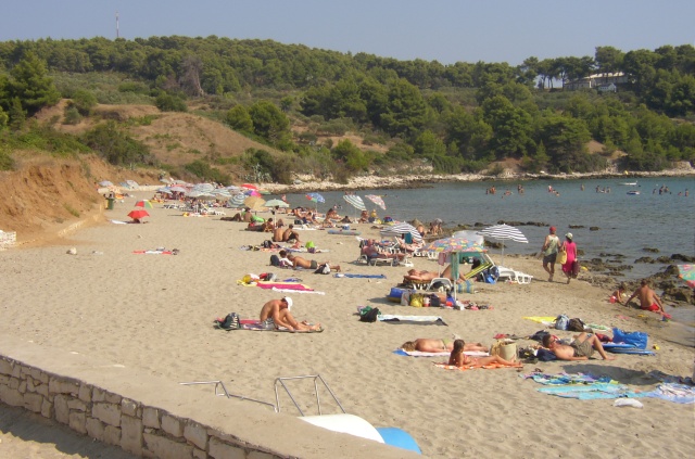 Lumbarda mellett egy nagy strand található, a Vela Przina.