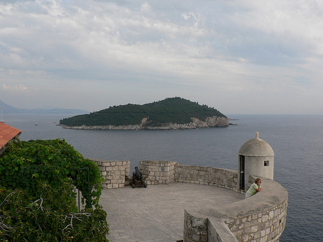 Kilátás a Lokrum szigetre Dubrovnik falairól.
