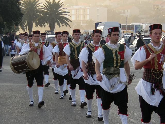 A néptáncok hagyományát többek között a Kumpanija tánccsoportok ápolják Vela Luka-ban is.