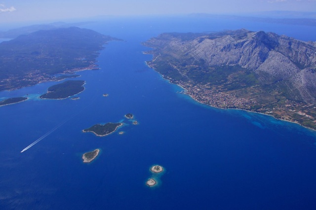 Nyugaton a Peljesac csatorna határolja a félszigetet, elválasztva a Korčula-szigettől.