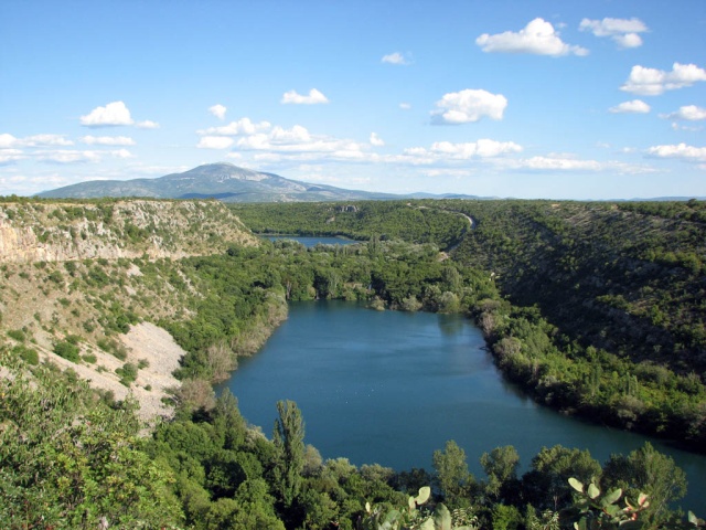 Két kilométerrel lentebb a Bilušića buk vízeséstől, a kanyon kijáratánál a Krka-folyó 400 méteresre szélesedik és 1300 méteres hosszúságban egy tavat képez. Ez a Ćorić-tó, más néven Bjelober- vagy Brljan-tó.