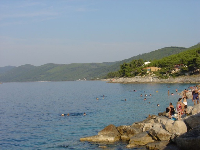 Blato nem közvetlenül a tenger partján fekszik, ám mindössze 5 km-re 
tőle található a Prigradica-öböl, amely kedvelt strandoló hely.