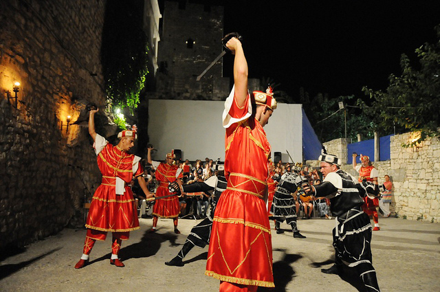 Korcula város egyik szimbóluma a Moreška kard tánc, mivel a szigeten csak itt őrizték meg ennek a táncnak hagyományit.