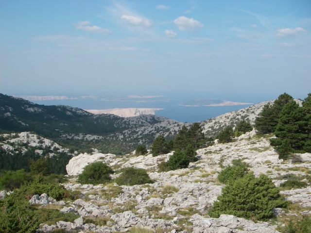 Kivételes látványt nyújt az Adriai-tenger, a Pag-, a Rab-, a Goli- és a Krk-sziget.