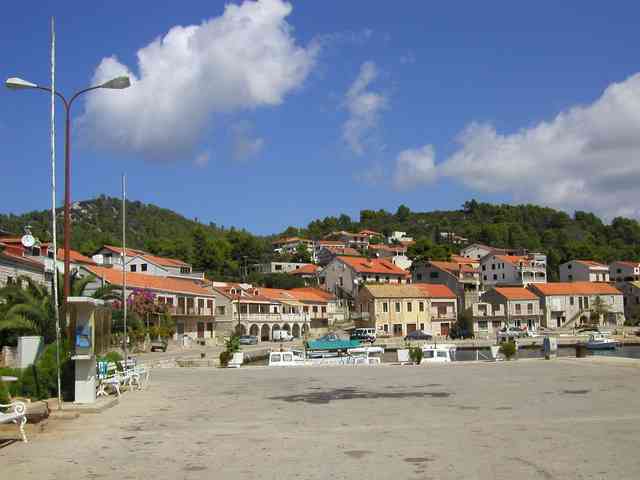 Brna, egy viszonylag nagy öböl a Korcula-sziget déli partján, közel Smokvica-hoz.