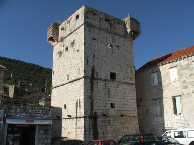 A kikötőben áll a Perasti-torony (Kastilj), Vis