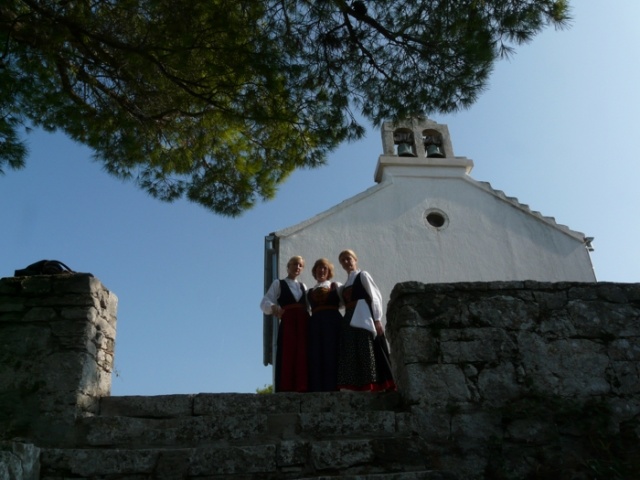 A Tkon-ra néző Kalvarija-domb tetején áll a XVIII. században épült Hétfájdalmú Szűzanya temploma.