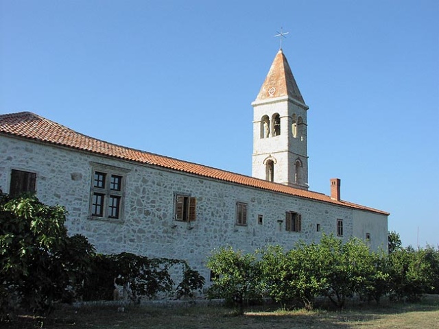 Kraj faluja ismert a XIV. századi 
gótikus Szent Domnius (Sv. Duje) ferences rendi kolostoráról.