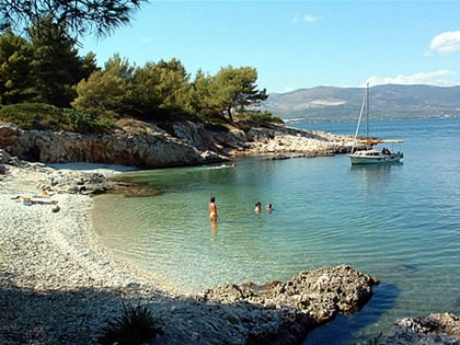 A Kava strandot a régi kis halászfalu Slatine mellett találjuk a Ciovo-sziget keleti sarkában.