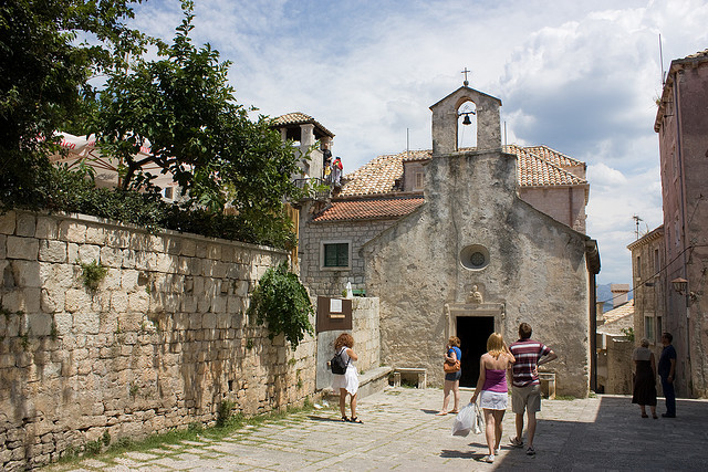 A IV. században épült a kis gótikus Szent Péter templom.