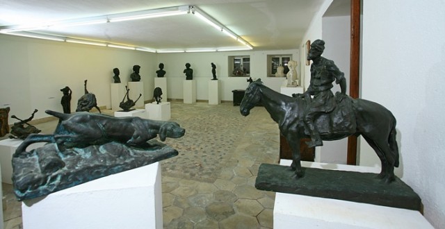 A Branislav Deskovic galéria Bol kikötője mellett található.