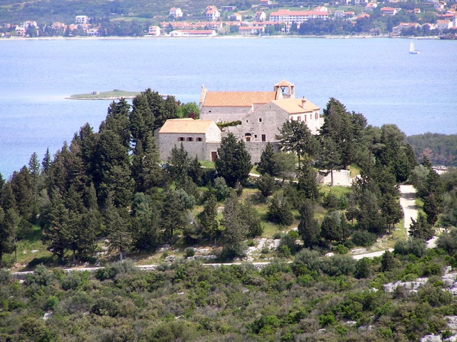 A Benedek-rendi Szent Kozma és Demjén kolostor a XII. században épült a Ćokovac-hegyen, Tkon faluban a Pašman szigeten.