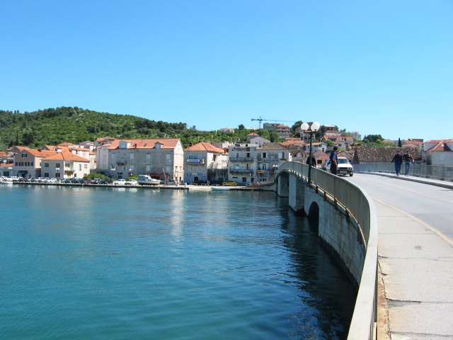 Čiovo és a híd amely összeköti Trogir óvárosával.