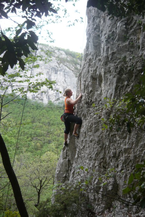 A Vela Draga szurdokaiban 62 mászóhely található, ezáltal ez a sziklamászó övezet Horvátország egyik legkedveltebb ilyen helye.