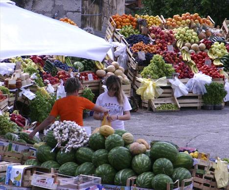 Rotonda-nak hívják Korcula város gyümölcs- és zöldségpiacát.