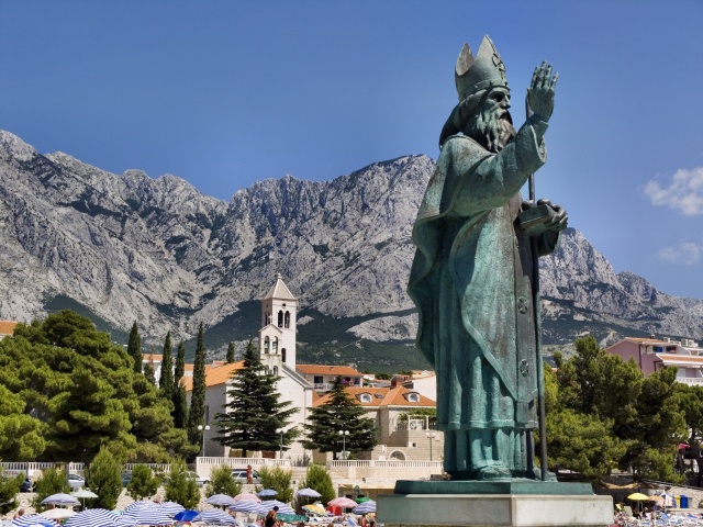 Baška Voda védőszentjének, Szent Miklósnak a bronzszobra.