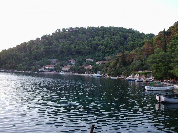 Babine kuće egy különleges hangulatú kis település a Nagy Tó partján.