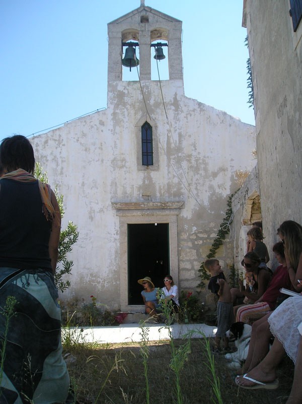 A kolostor romjai mellet a Szent Szilveszter templom, Bisevo-sziget