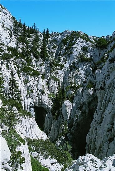 1992-ben találták meg a híres Lukács függőleges barlangot (Lukina jama).