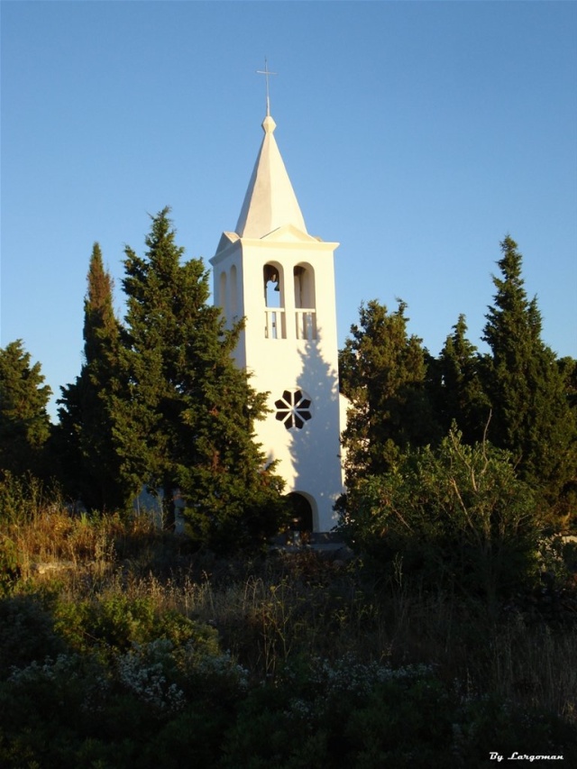 A Mala Gospa szentély a közeli Dumbovica dombon áll, ahová a Boldogságos Szűz Mária ünnepén számos zarándok látogat el.