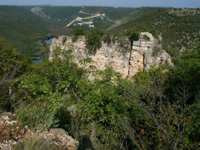 A Bogočin-erőd a Krka-folyó bal partján épült.