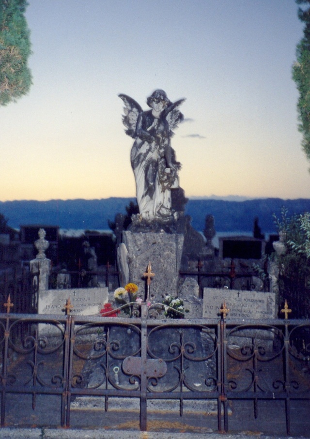 Számos magas művészeti értéket képviselő síremlék látható a temetőben, mint például a spliti Pavle Bilinić műhelyében készült szobrok.