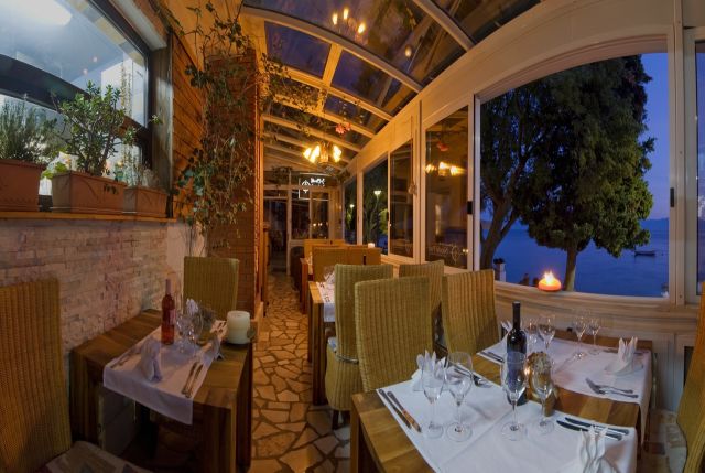 A tenger mellett lévő Marco Polo Hotel étterme, Gradac