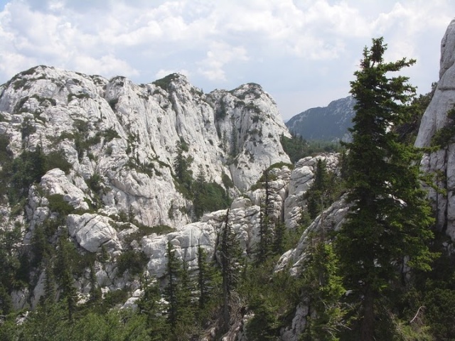 A Velebit hegyláncai már évmilliók óta képezik a természetes 
határvonalat a Földközi-tenger és Horvátország kontinentális része 
között.