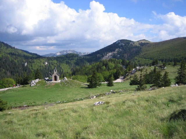 A Zavižan hegyi menedékházhoz közel áll a Páduai Szent Antal kápolna.