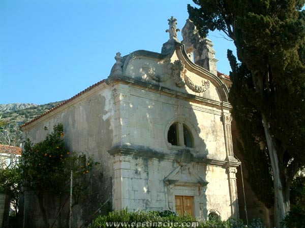 Az 1752-ben épült Szentháromság templomot a közeli Kućište faluban találjuk.