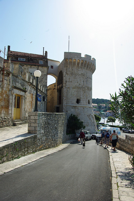 Az óváros észak-nyugati végében áll a Barbarigo-torony (Kanavelic- vagy Bokar-toronynak is nevezik)