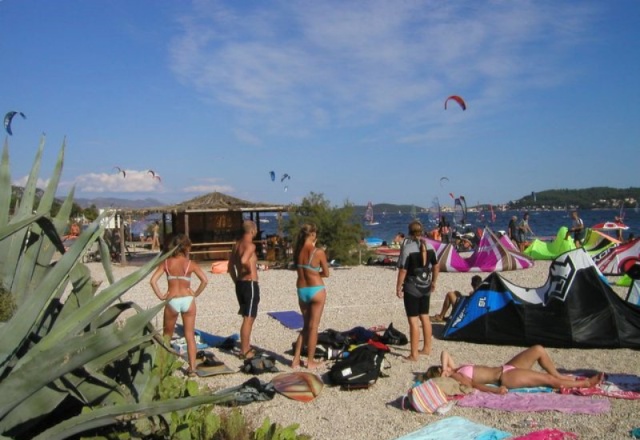 A Ponta strand a nyár folyamán tele van fürdőző, napozó, szörföző, kite-ozó turistákkal.