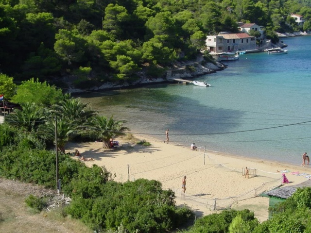 Az egyik népszerű strand a Stončica, partja homokos.