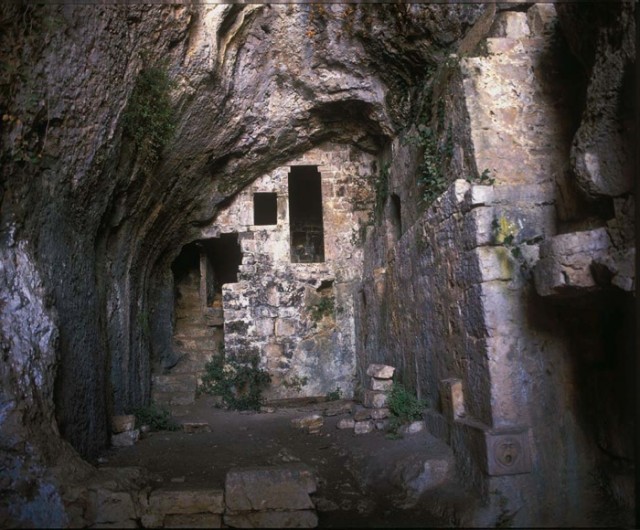 A Sárkány barlangja (Zmajeva spilja) hét kilométerre található Boltól, Murvica falu közelében.