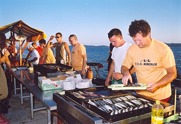 A halász fesztiválon számtalan elkészítésben kóstolhatóak meg a hal ételek.