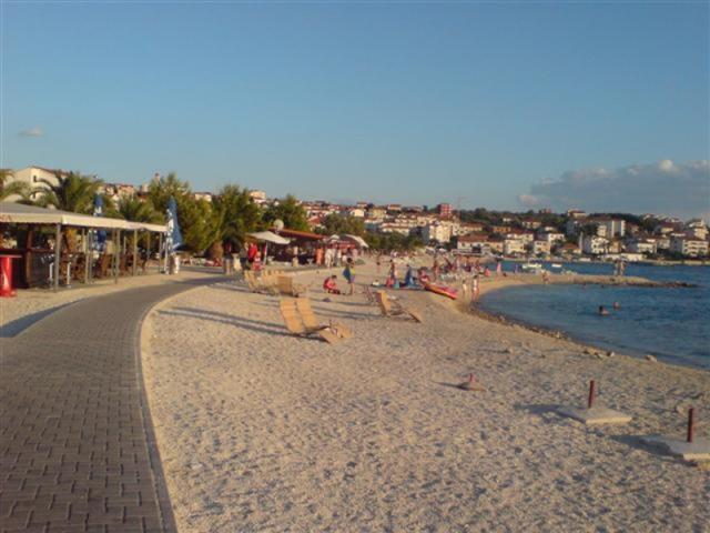 Az Okrug Gornji strand a Ciovo-sziget egyik legismertebb strandja.
