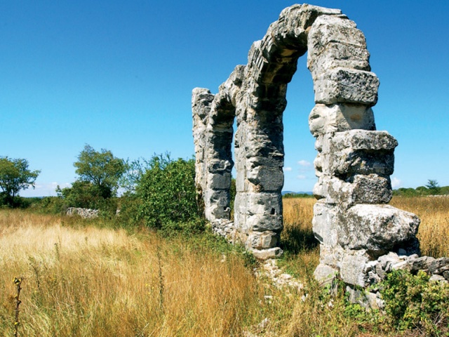 A római Burnum katonai tábor romjait a Krka-folyó jobb partján találjuk, a jelenlegi Ivoševci falu mellett.