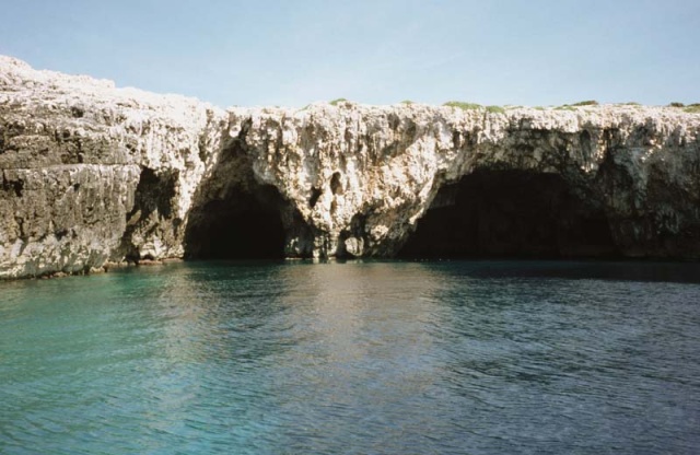 Zöld-barlang (Zelena špilja) a Ravnik szigeten.