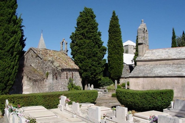 Jobbról a Szentlélek templom, balról a Szent János templom látható Skrip temetőjében.