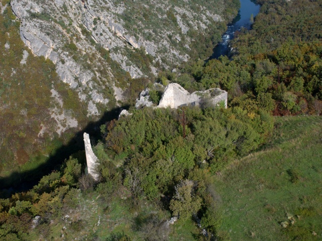 A Nečven-erőd is a középkorban épült egy sziklameredély legszélén, a Krka-folyó bal partján.