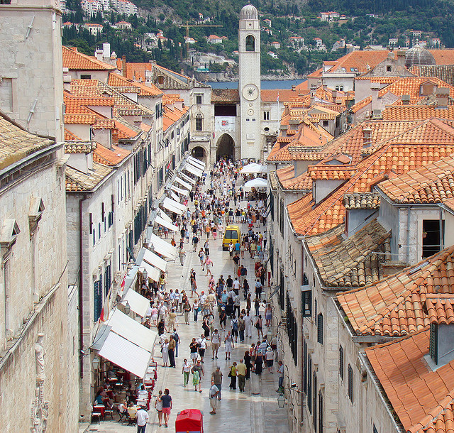 Dubrovnik óvárosának főutcája a Stradun (Placa).