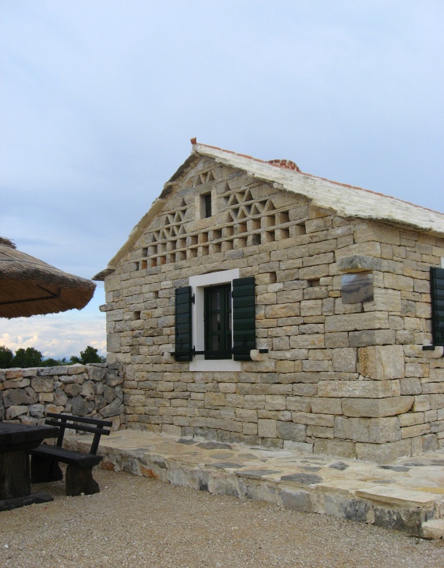 Tradicionális kőház, Vrana-tó Természeti Park