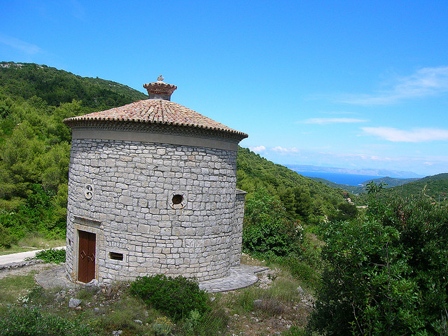 A Miasszonyunk Panasza templom a XVII. században épült, a Vis és Komiža közötti út mentén.