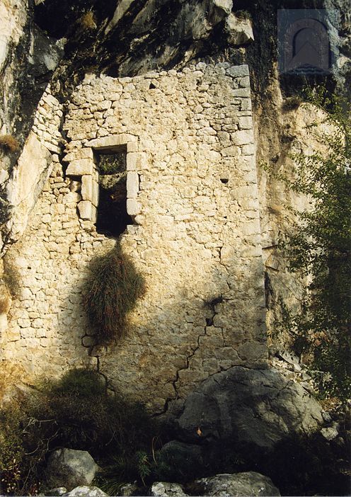 A Herceg-torony (Hercegova Kula) a Biokovo-hegy szikláin épült.