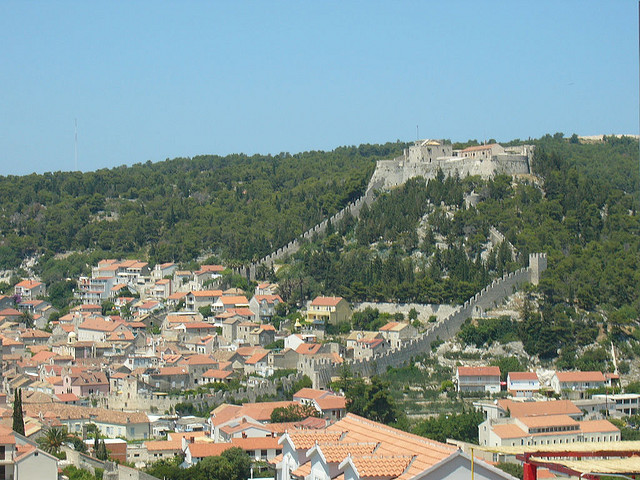 Városfalak és a Fortica, Hvar