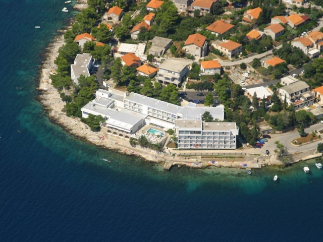 A Feral szállodát a sziget déli oldalán találjuk, a Brna-öböl partján, egy kis félszigeten.