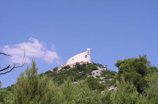 Vodice panorámáját az Okit-domb uralja, rajta a Kármel-hegyi Szűzanya templommal.